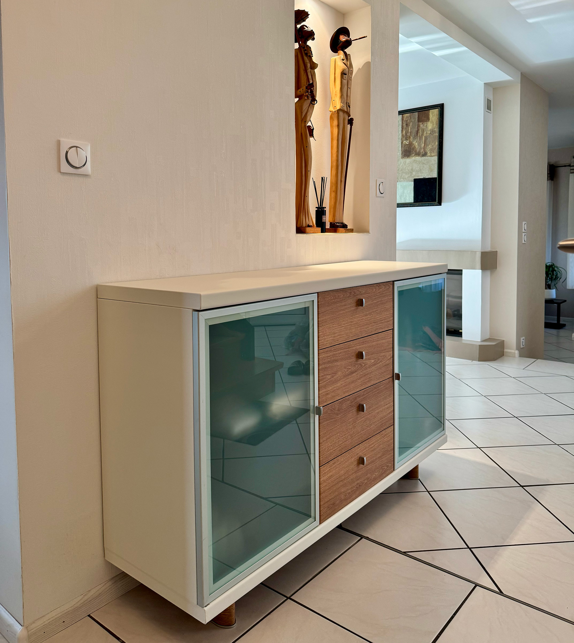 Ce buffet aux lignes épurées associe harmonieusement le bois clair et les façades vitrées. Une transformation qui apporte davantage de lumière et de légèreté à ce meuble tout en conservant son élégance.