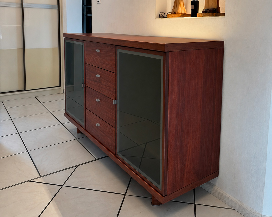 Autrefois en finition acajou foncé, ce buffet a été entièrement repensé grâce au covering architectural. Le bois clair et le blanc remplacent désormais les teintes sombres pour lui offrir une allure plus lumineuse et résolument contemporaine.