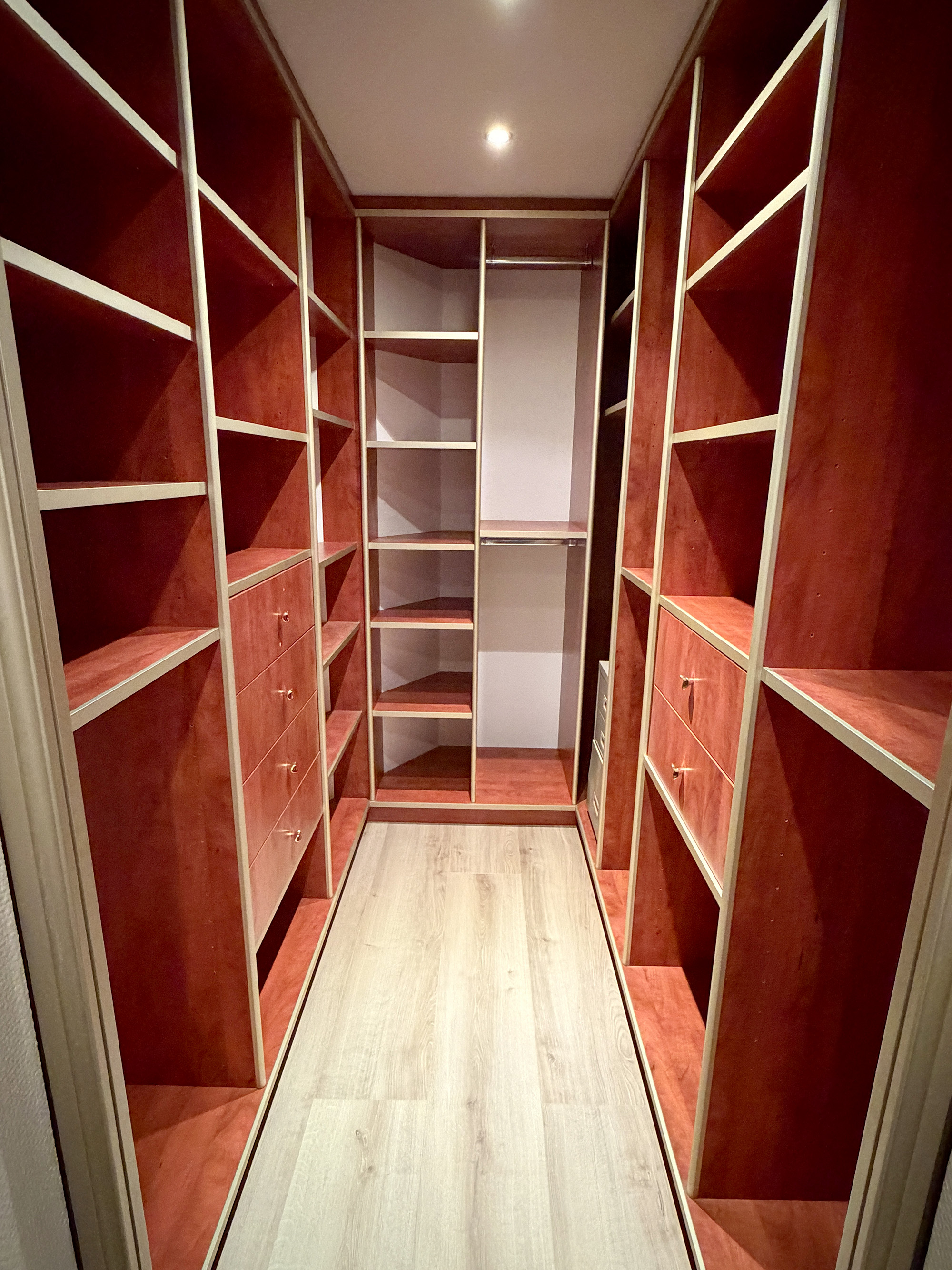 Avant sa transformation, ce dressing disposait déjà d'une conception haut de gamme et d'un agencement particulièrement fonctionnel. Son décor acajou, très tendance à l'époque de sa réalisation, méritait simplement d'être modernisé pour s'accorder aux goûts actuels de Laurence et Fabien.