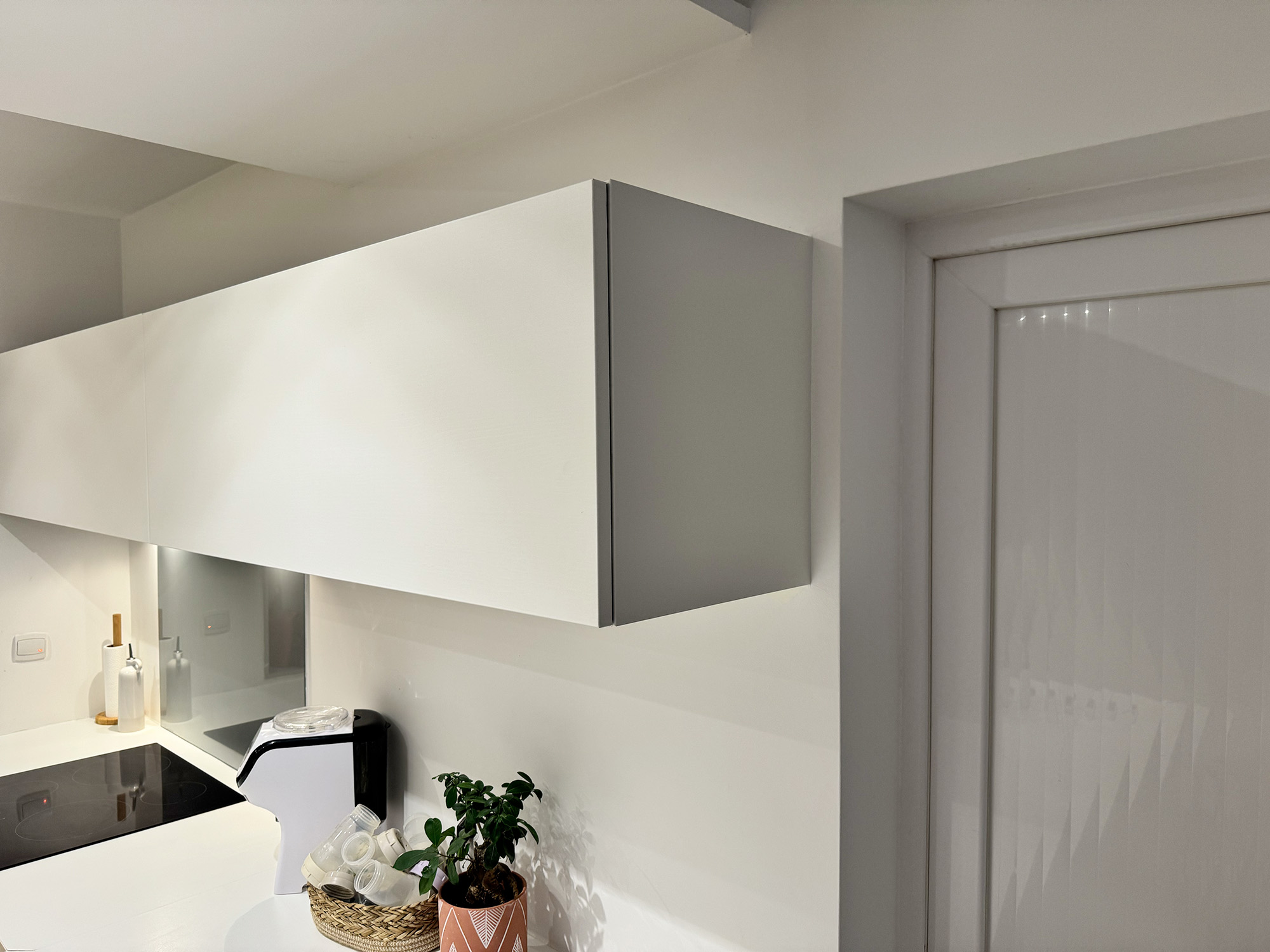 Pour créer une continuité visuelle avec les autres éléments, le caisson suspendu a été entièrement recouvert d'un revêtement blanc texturé. Son aspect plus discret contribue à une ambiance plus lumineuse et harmonieuse.