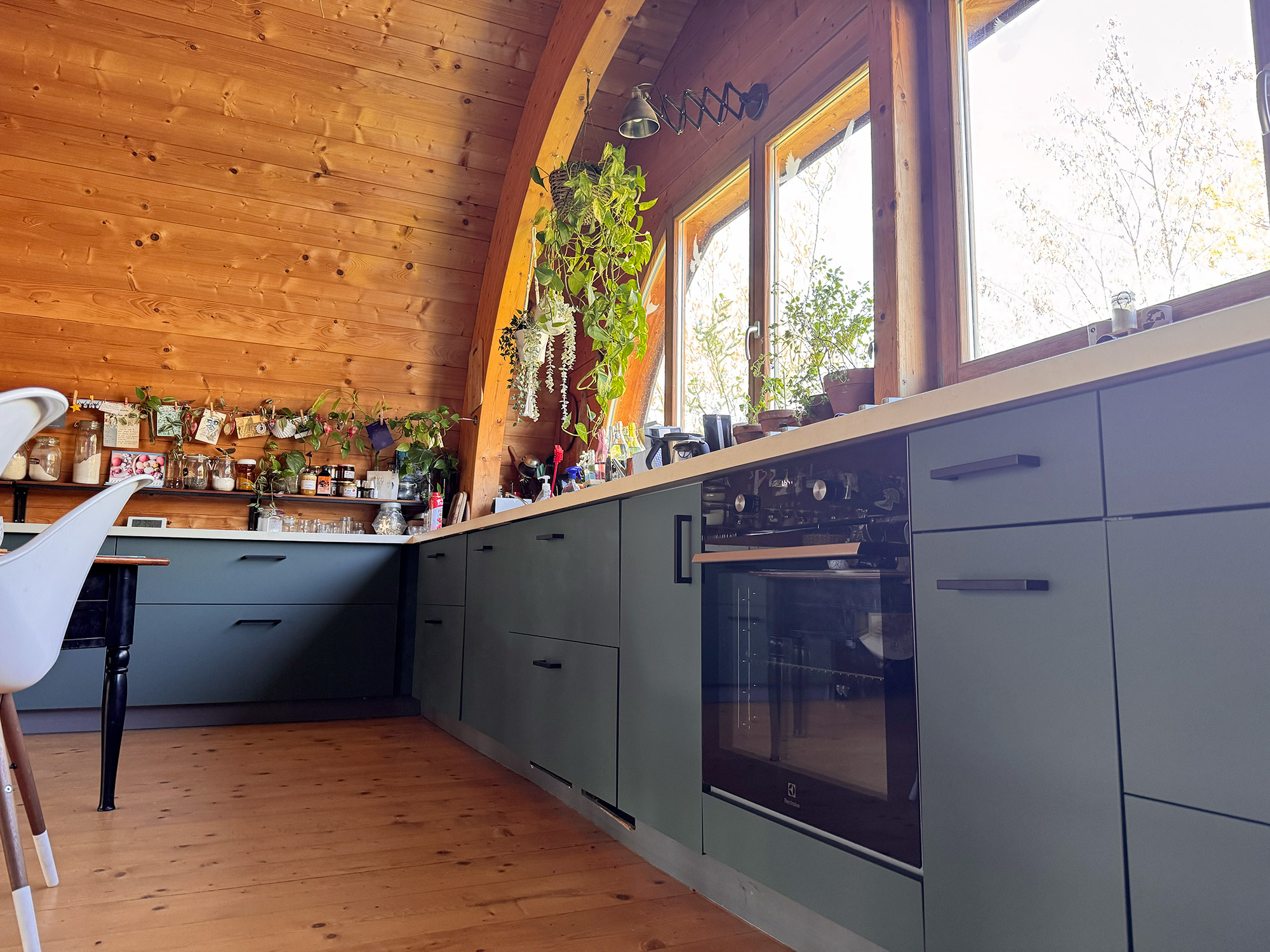 Le nouveau revêtement vert mat apporte immédiatement davantage de caractère à cette cuisine tout en mettant en valeur les lignes sobres du mobilier existant.