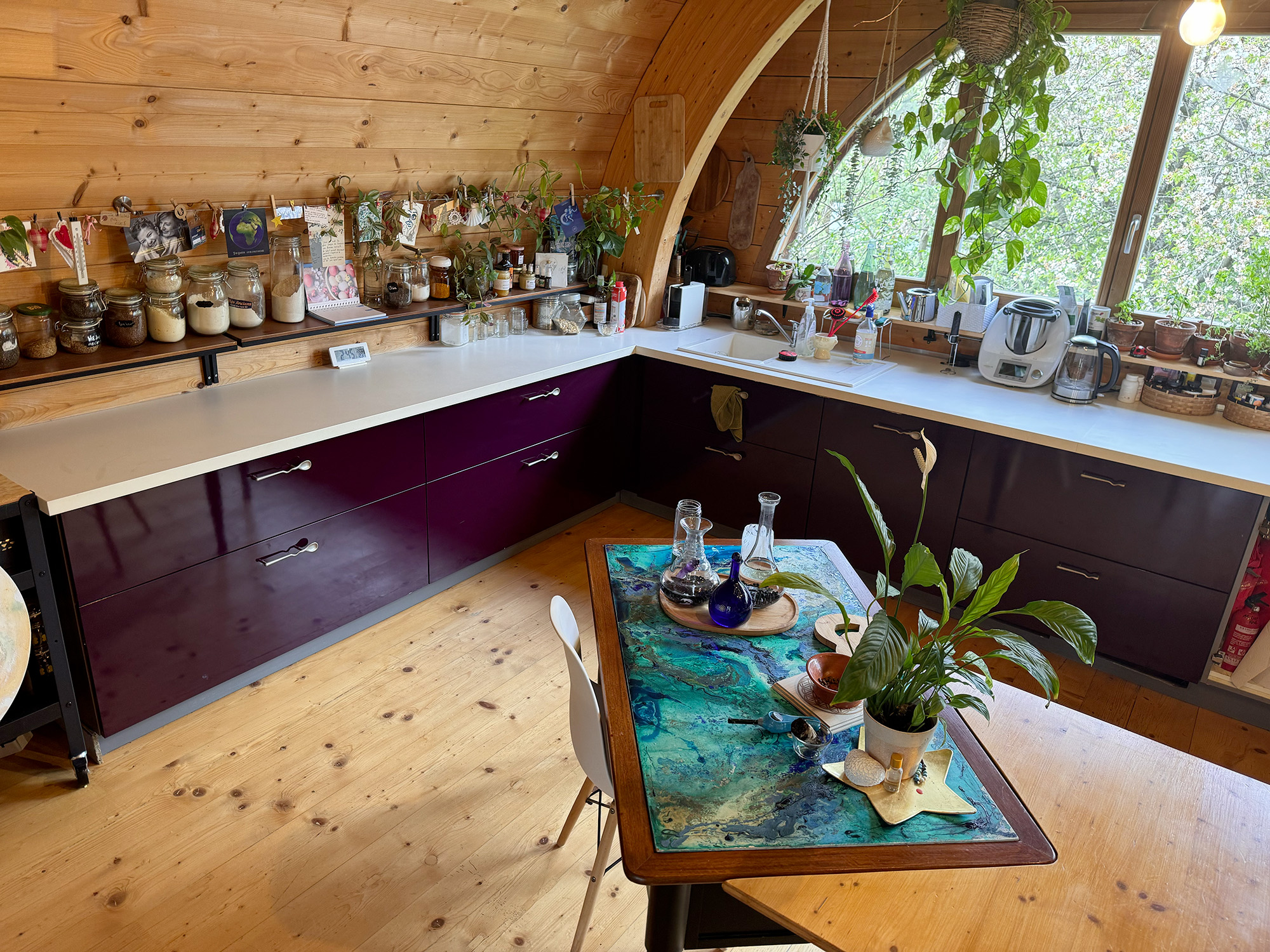 Le covering architectural permet ici de moderniser complètement l'esthétique de la cuisine sans engager de lourds travaux ni remplacer le mobilier existant.