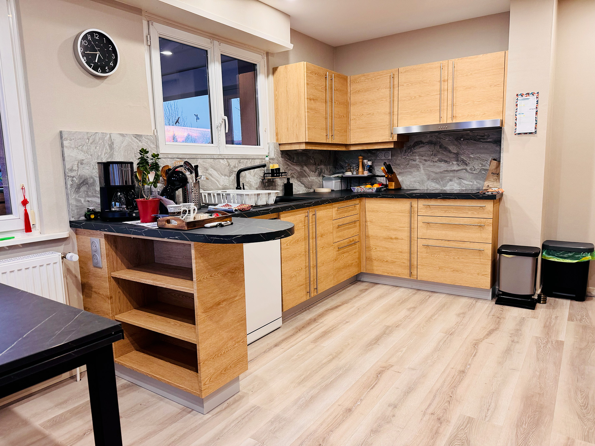 Une transformation qui change complètement l'ambiance de la pièce. Le décor bois clair apporte immédiatement chaleur, douceur et modernité.