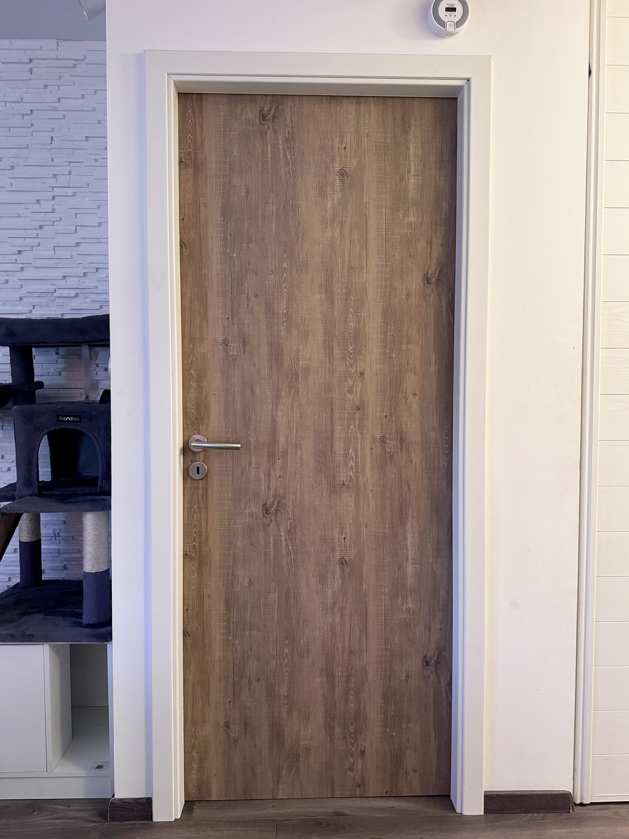 Chaque détail compte. C'est l'addition de ces finitions qui donne l'impression d'une rénovation complète, alors qu'aucune porte n'a été remplacée.