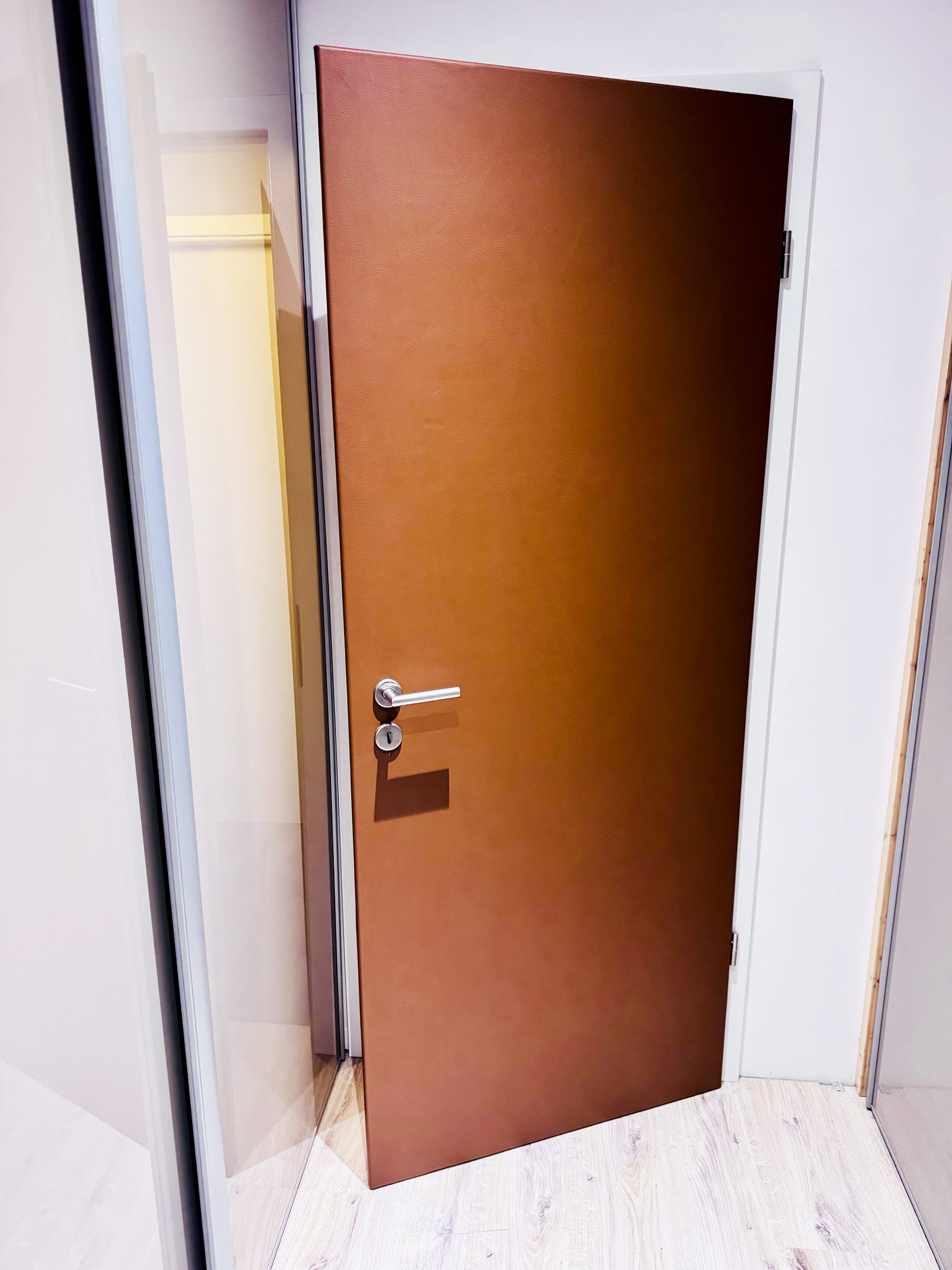 Une des portes reçoit un revêtement effet cuir .