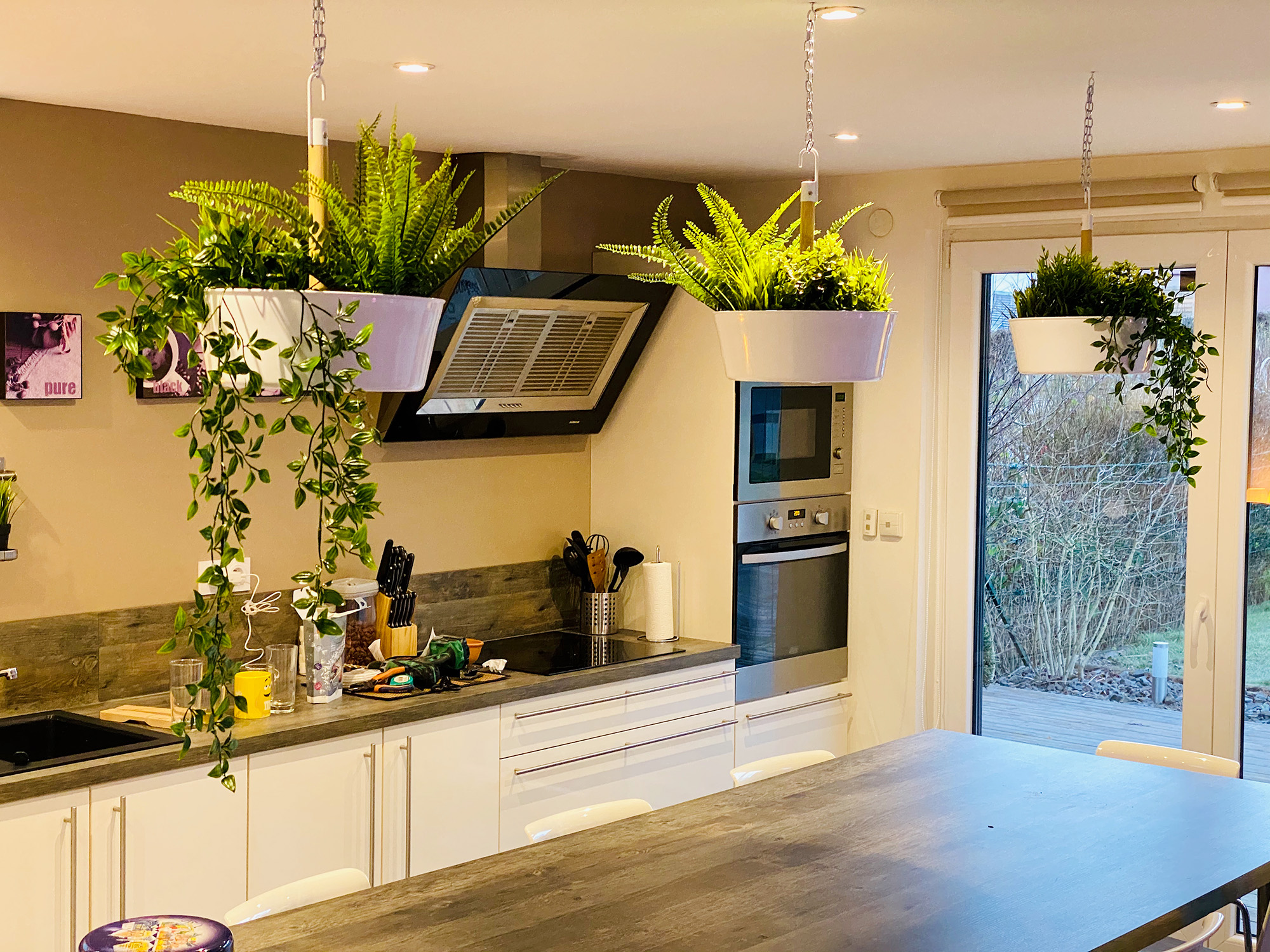 Avant la transformation, la cuisine présentait une finition entièrement blanche. Le covering architectural lui a offert une toute nouvelle identité sans remplacer le moindre meuble.